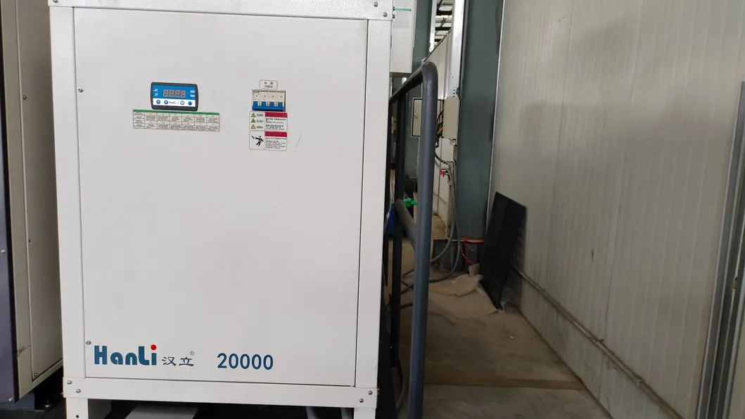 Maszyna laserowa do cięcia metalu z zamkniętą osłoną ochronną i prędkością cięcia 0-40 m/min 1