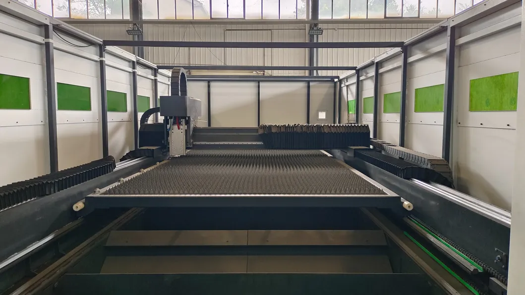 Maszyna laserowa do cięcia metalu z zamkniętą osłoną ochronną i prędkością cięcia 0-40 m/min 2