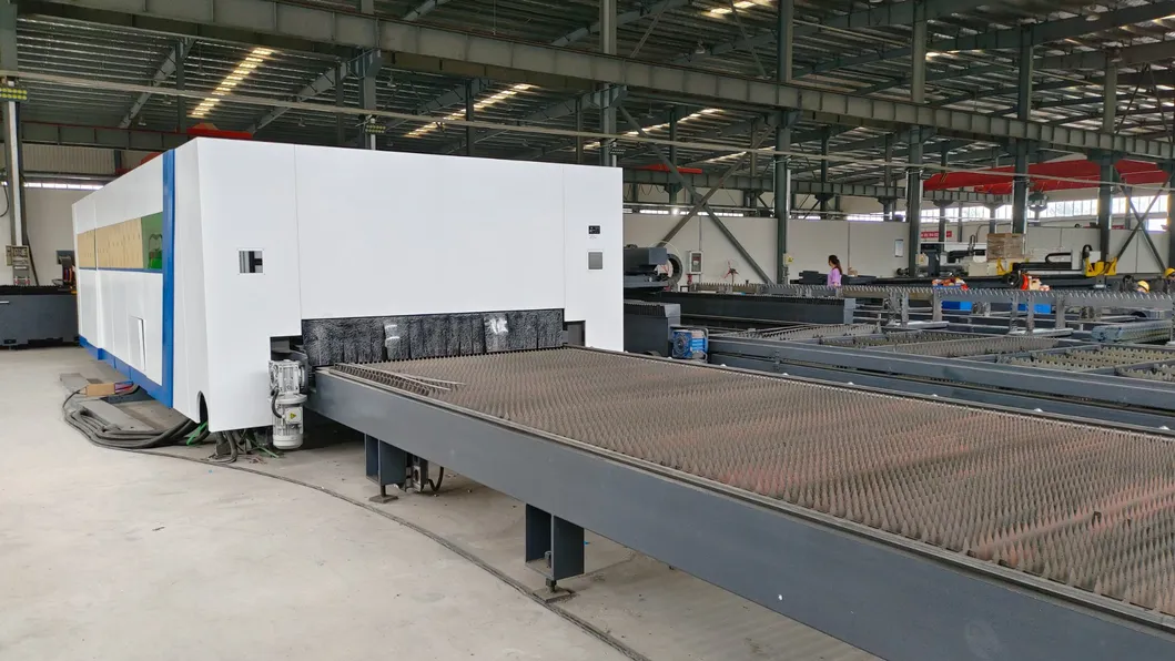 Maszyna laserowa do cięcia metalu z zamkniętą osłoną ochronną i prędkością cięcia 0-40 m/min 3